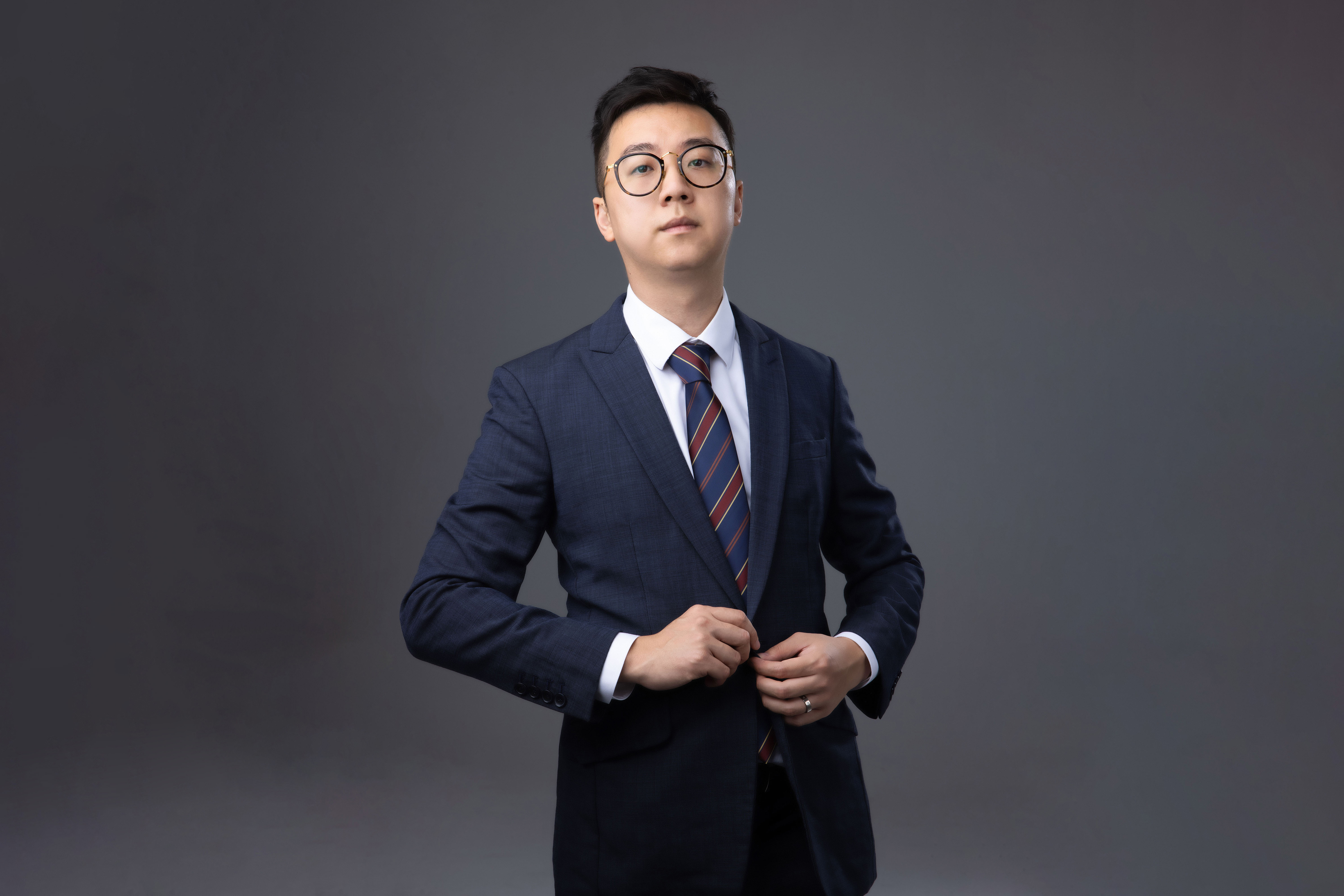 企業創辦人 區震江